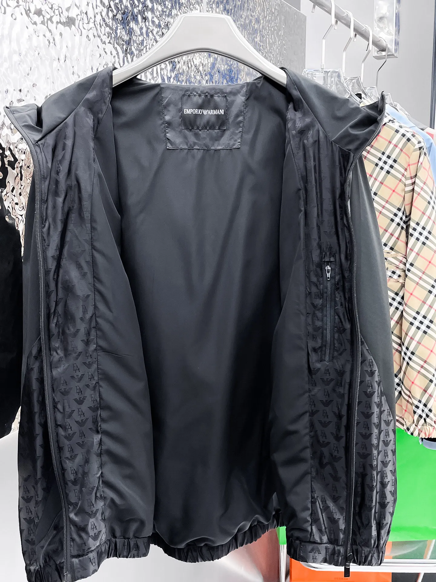 Armani official website Same Style, complete with three labels, on sale in advance! 2026 Autumn and Winter New Arrival men's jacket, Original three-label premium version! The custom-made fabric Breathable in the counter has high comfort, impeccable details, and brand element design concept, reflecting high quality. It feels delicate and soft! It presents a casual cut and the upper body shape is great! Sizes: M～3XL